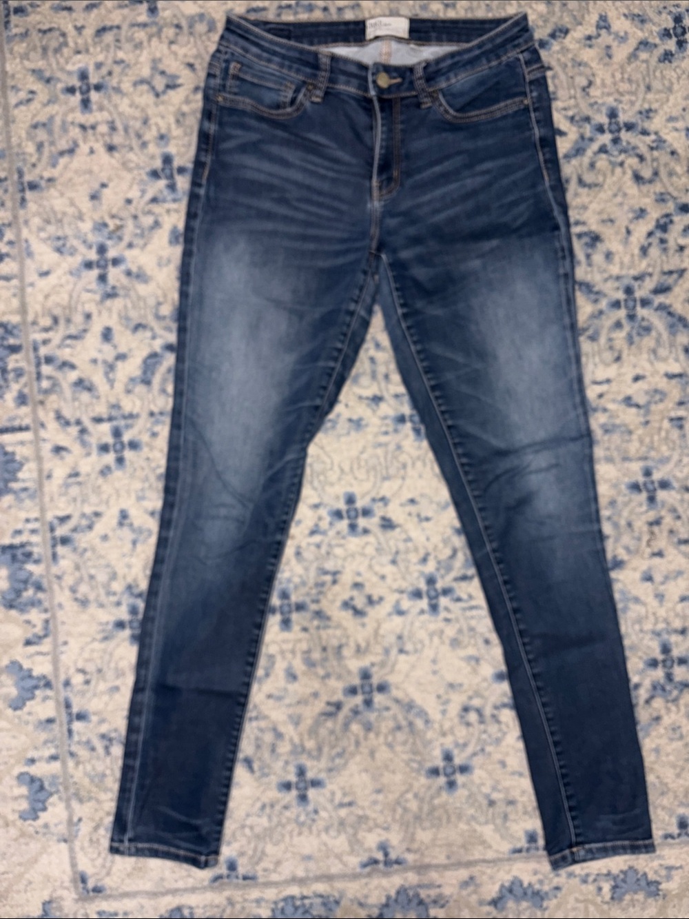 Classic Women's Skinny Jeans in Dark Blue Wash
